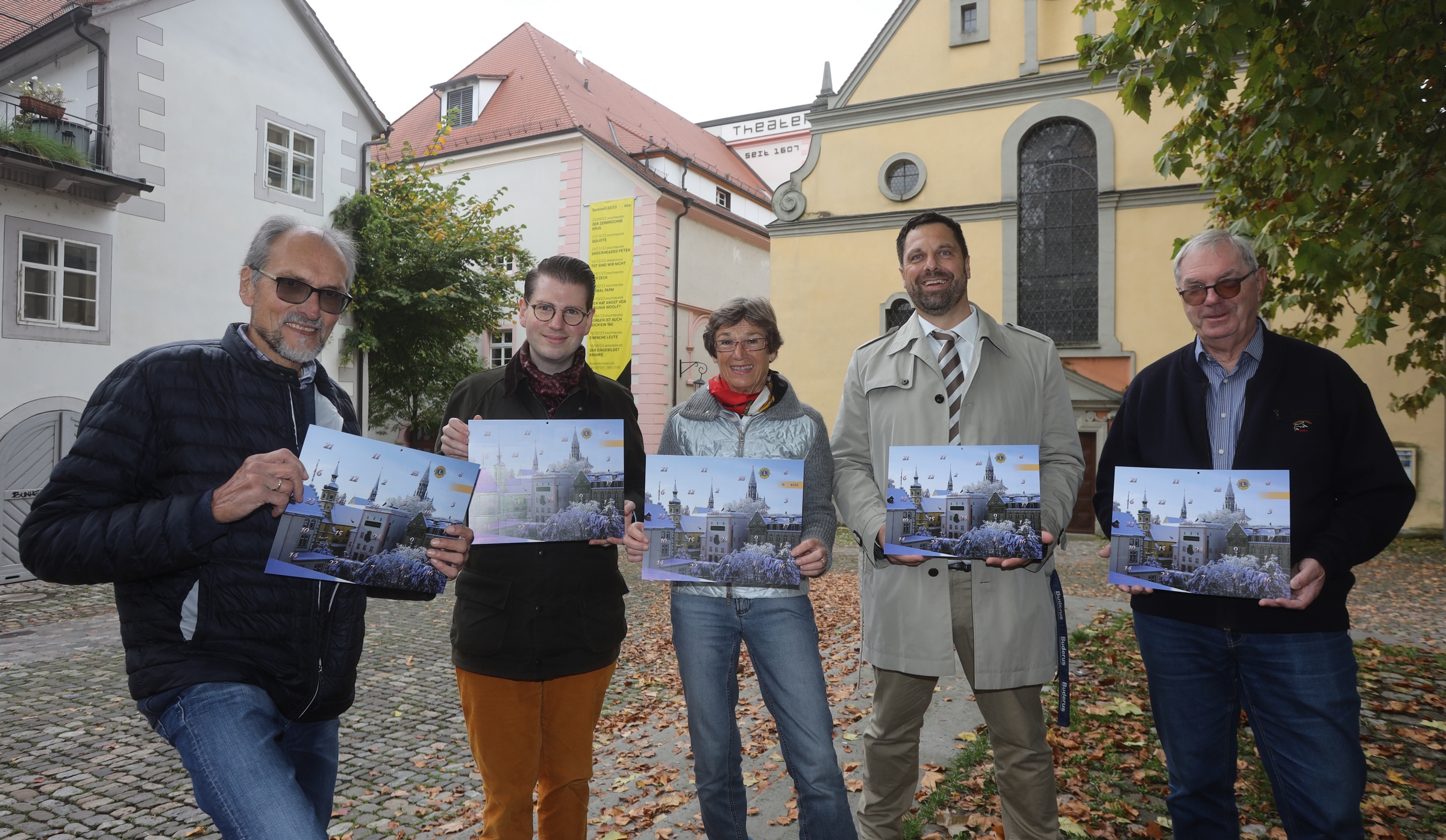 Das Adventskalender-Team, bestehend aus Mitgliedern von beiden Konstanzer Lions-Clubs, freut sich über den Verkaufsstart (v.l.n.r.): Arthur Kröner, Sebastian Puhl, Katrin Bauer, Oliver Röck und Dr. Berthold Weiner (auf dem Bild fehlt: Gerhard Kunze). Foto: Oliver Hanser.