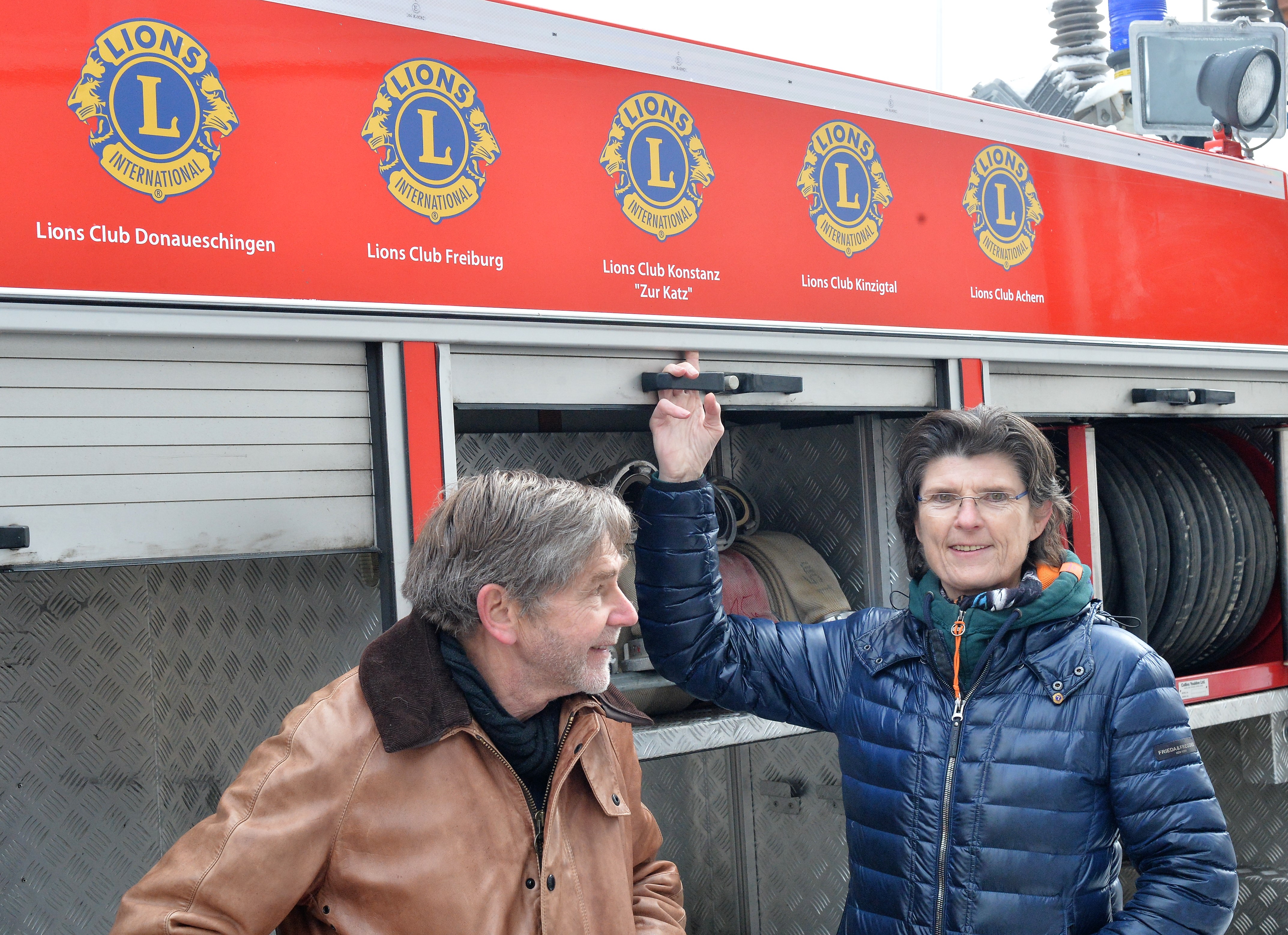 Vertreter des Lions Club Konstanz „Zur Katz“ an einem gespendeten Fahrzeug: Karin Krüger und Hanns Fahlbusch