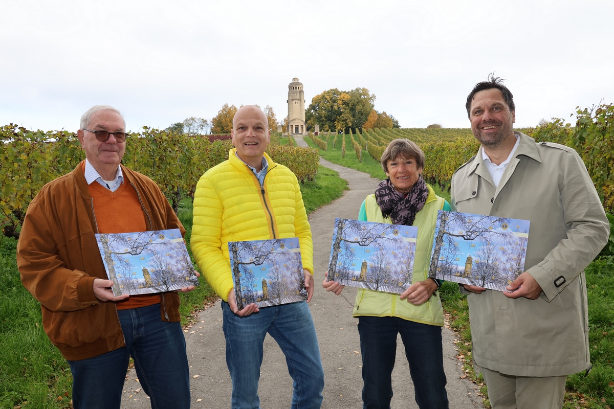 Das Adventskalender-Team, bestehend aus Mitgliedern von beiden Konstanzer Lions-Clubs, freut sich über den Verkaufsstart (von links): Berthold Weiner, Jörg Höhl, Katrin Bauer, Oliver Röck; nicht auf dem Foto sind die Mitorganisatoren Gerhard Kunze, Sebastian Puhl und Daniel Spira. Foto: Oliver Hanser.